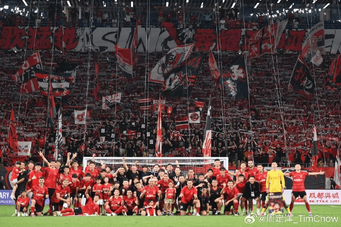 stron, 台展现自己