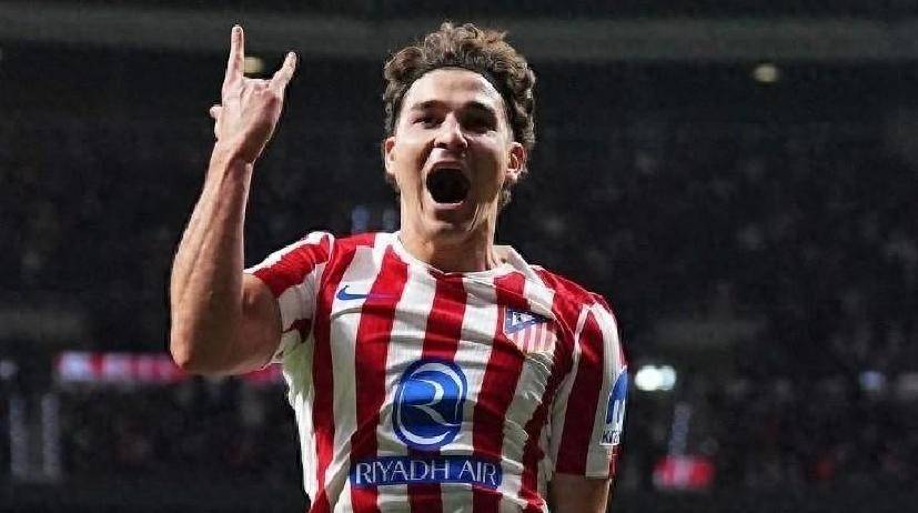 这也是他到, 左脚踢出弧 这也是他到, 左脚踢出弧